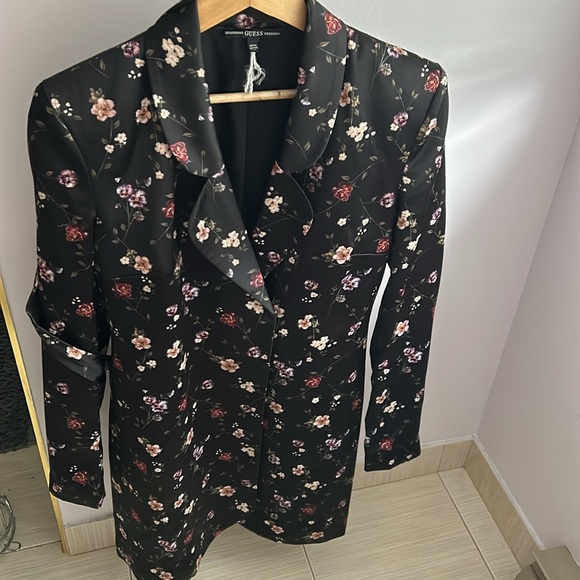 Beautiful dress by Guess wore it only once - Picture 2 of 3